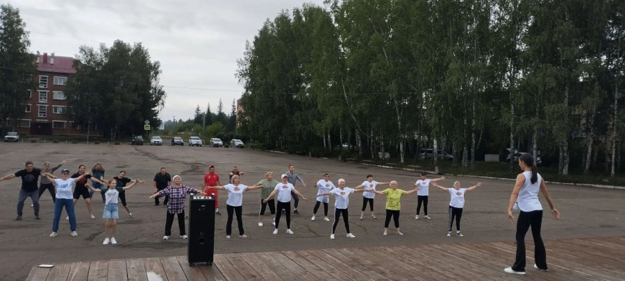 Зарядка под руководством профессионального фитнес-инструктор